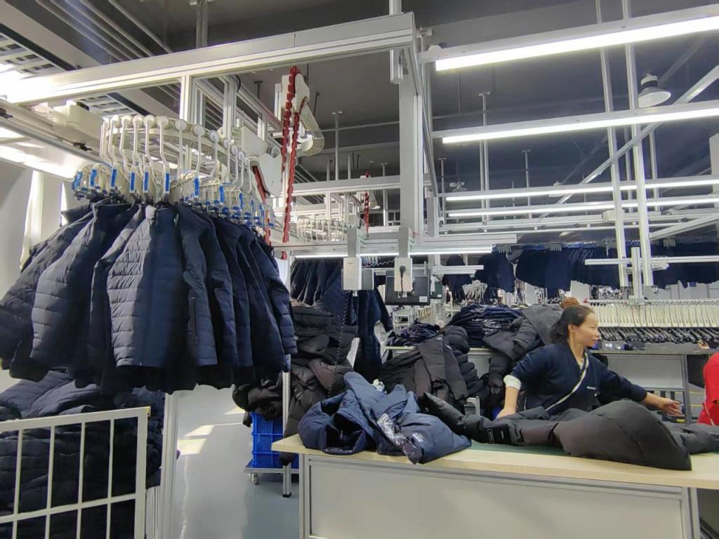 爾濱攜手波司登 智能制造驅(qū)動(dòng)產(chǎn)能飛躍，全年目標(biāo)30萬件服裝再創(chuàng)新高